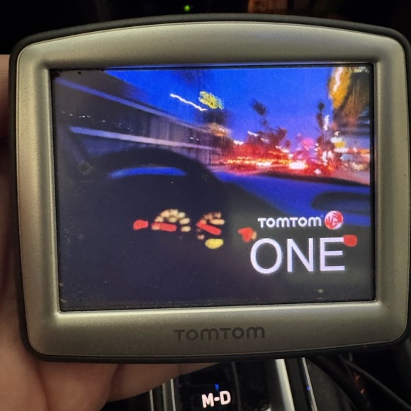 Tom Tom One N14644 GPS 3.5" screen & Car Charging Cord - Picture 3 of 6